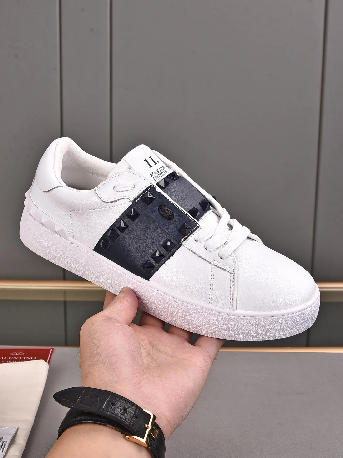 Men's shoes 440💰 (men and women couples) Valentino classic color matching series casual shoes. Made with heavy craftsmanship, good products pay attention to every detail. A must-have trendy item that can be worn all year round, it has been worn by many celebrities and Internet celebrities~~Imported cowhide surface, unique design concept, sheepskin lining, counter quality. Women’s clothing 35-40. Men’s clothing 39-44, 45-46 (returns and exchanges are not supported for custom-made items)